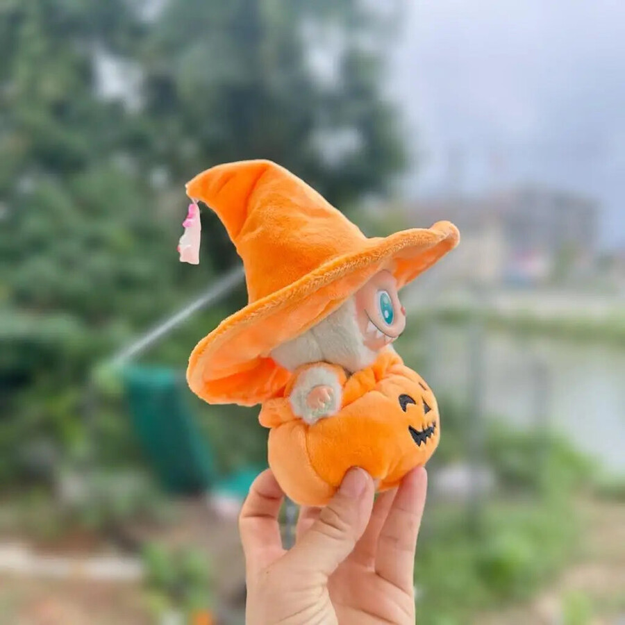 labubu halloween pompoenoutfit