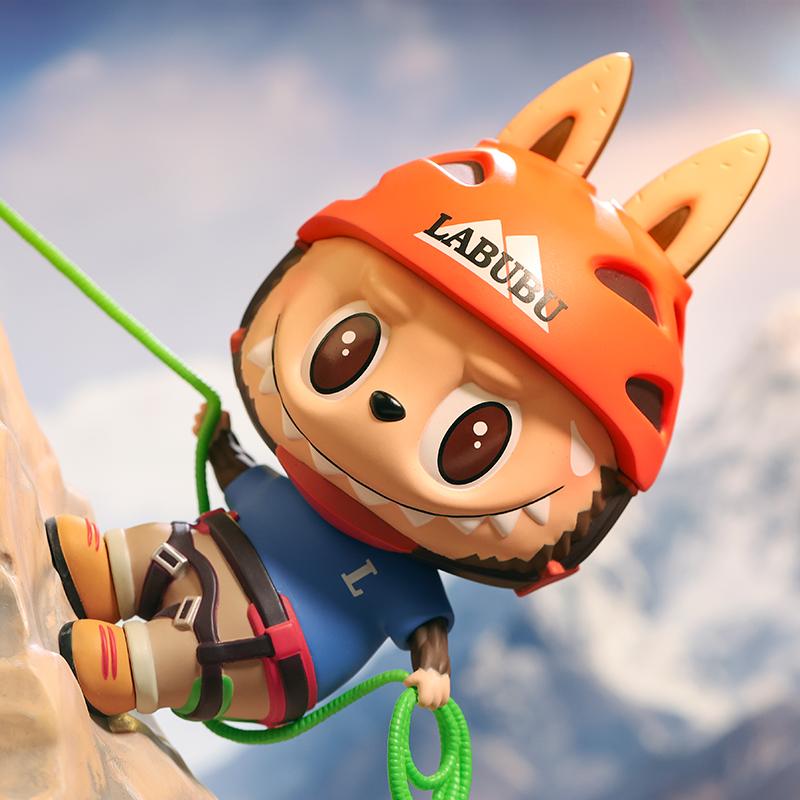 pop mart the monsters labubu climber 200 beeldje