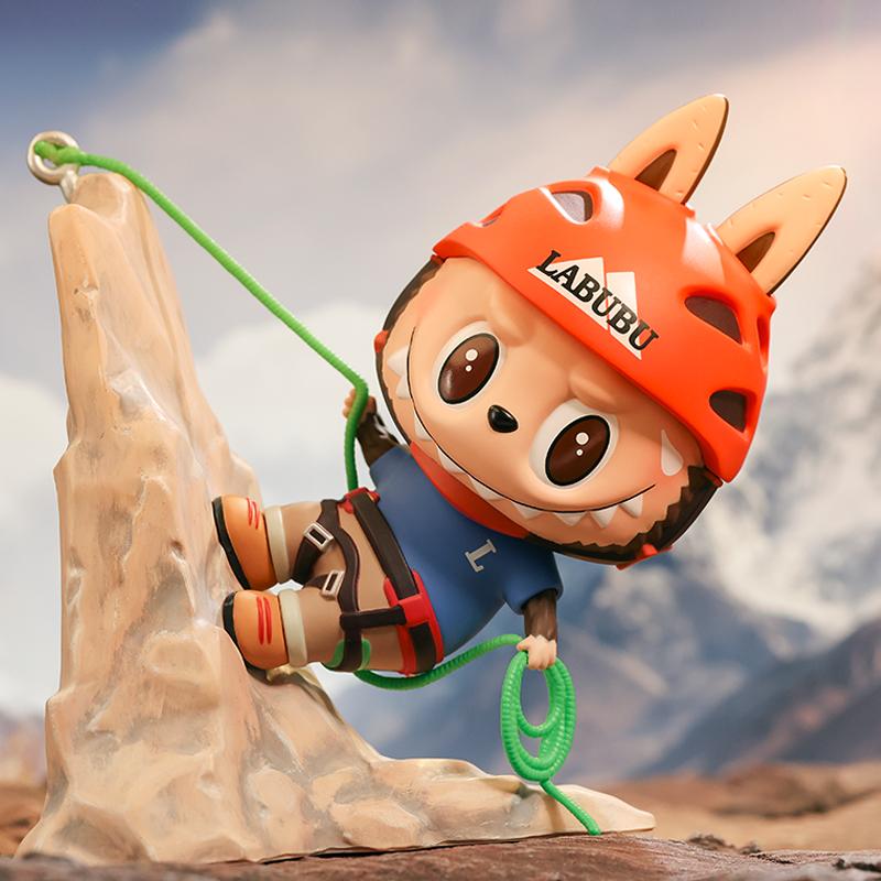 pop mart the monsters labubu climber 200 beeldje